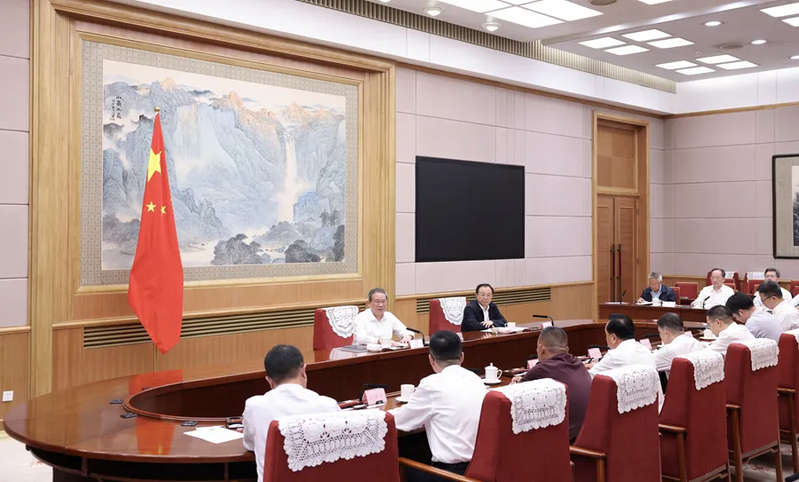 李强主持召开经济形势专家和企业家座谈会.png